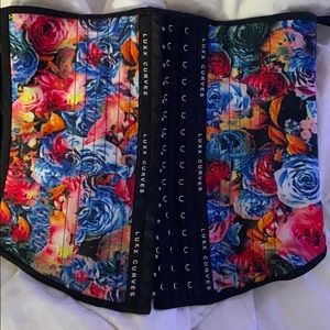Luxx curves waist trainer size : Small